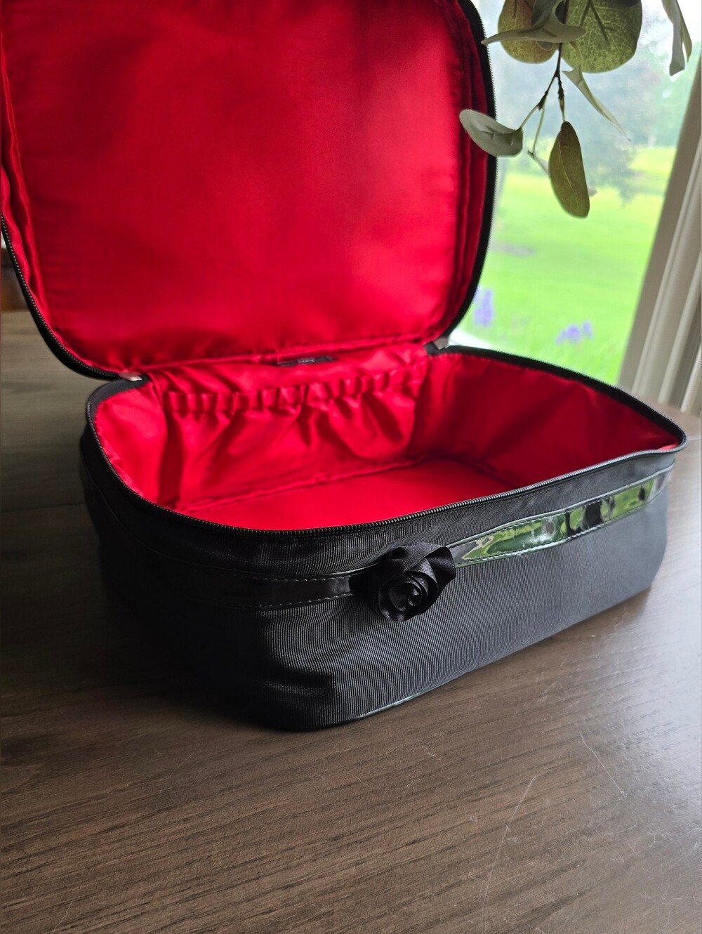 Lancôme Black Ribbon Rose Cosmetic Train Case - Picture 9 of 12